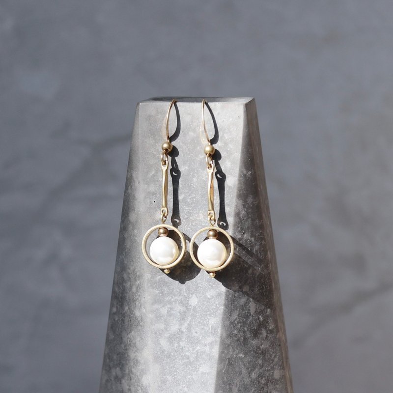 02:01 AM 晚安/月亮【珍珠白】 - 黄铜 / 珍珠耳环 / 耳针耳夹 - 耳环/耳夹 - 铜/黄铜 白色