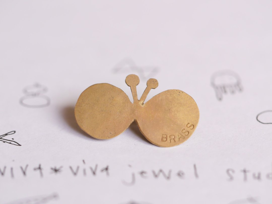 BRASS MUJI 翩翩 蝴蝶 迷你胸针 - 胸针 - 铜/黄铜 金色
