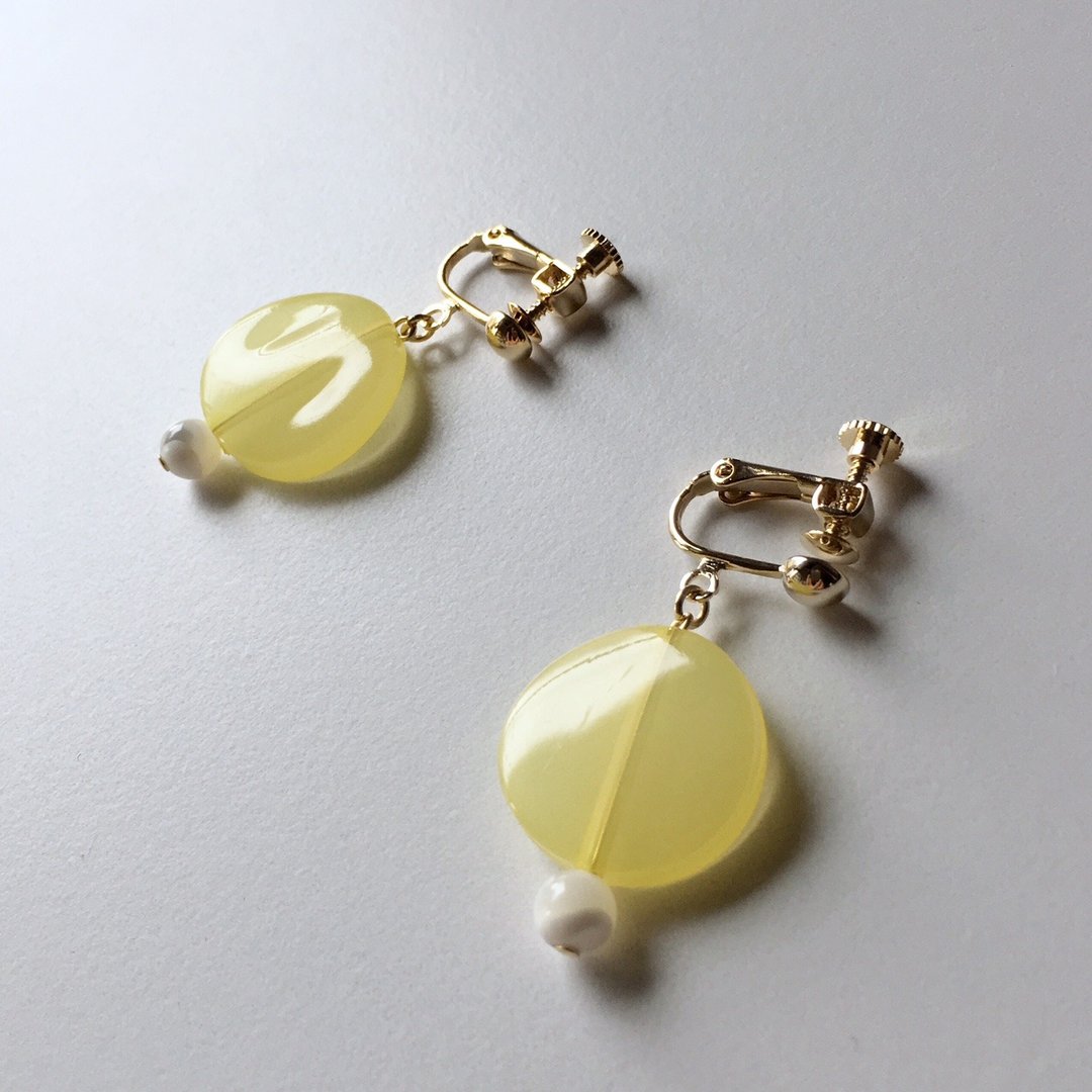 Cooled lemon color acrylic earrings or earrings - 耳环/耳夹 - 塑料 黄色