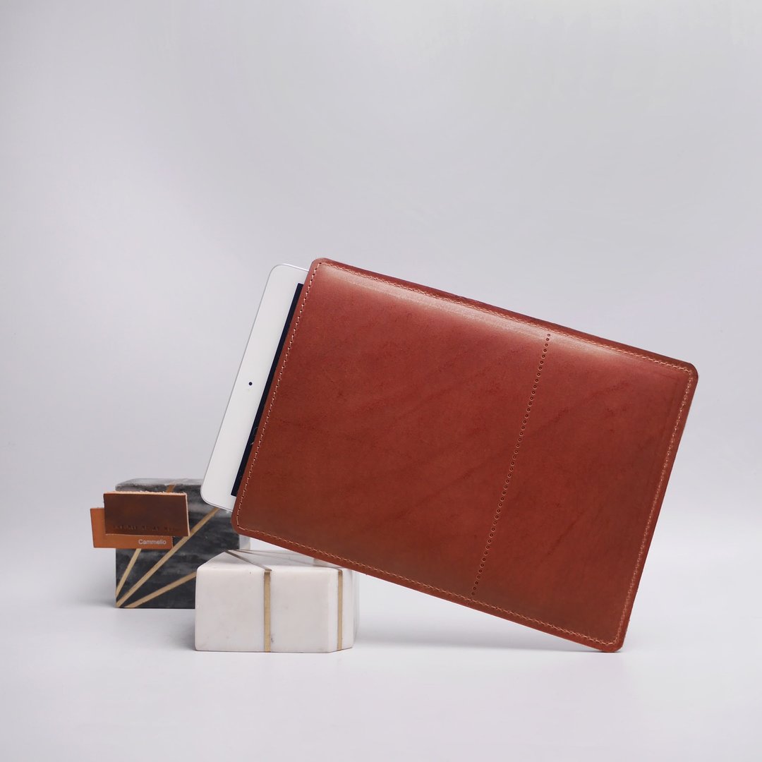 Brown Leather iPad sleeve in minimalist design.Available for all iPad models - 平板/电脑保护壳 - 其他材质 咖啡色
