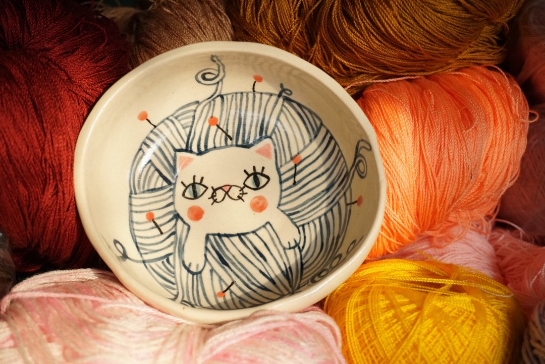Ceramic bowl, cat plays with yarn - 浅碟/小碟子 - 陶 白色