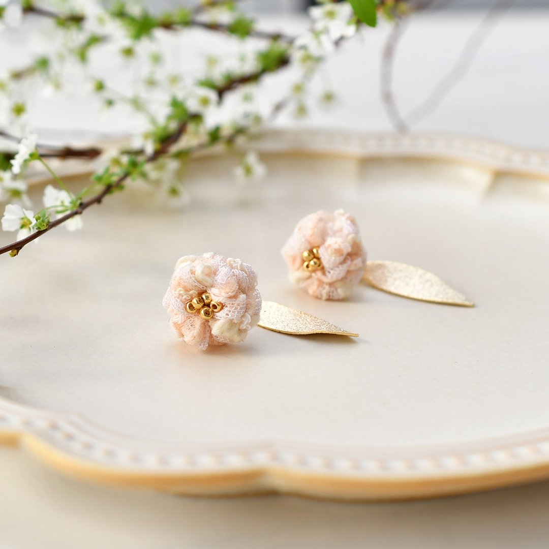 Small flower tassel earrings/Cherry Blossoms - 耳环/耳夹 - 其他材质 粉红色