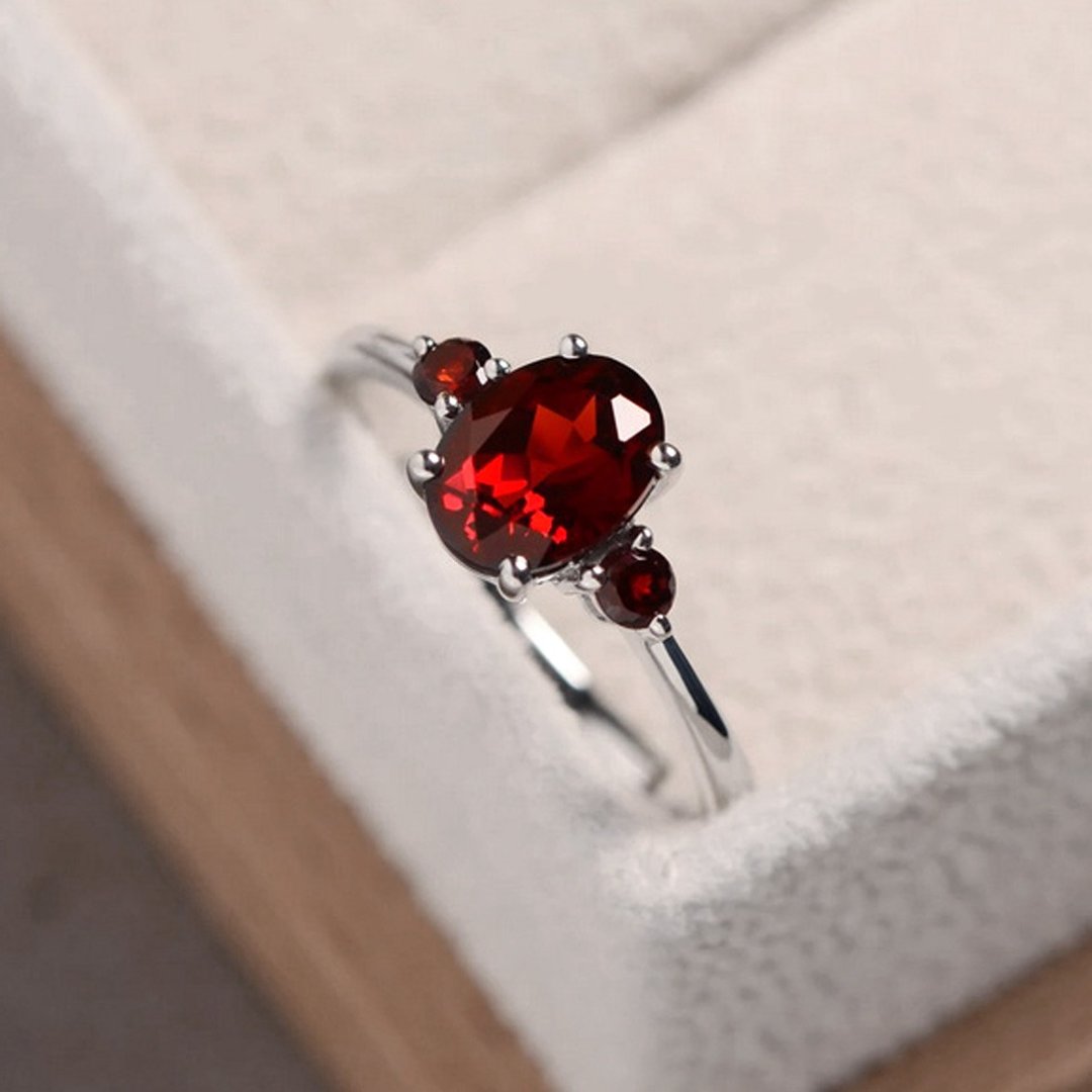 天然红宝石银戒指 9 x 7mm 镶嵌天然红宝石 礼物戒指 - 戒指 - 纯银 红色