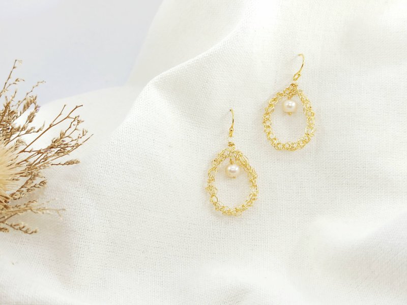 【金属编织系列】水滴勾勒天然珍珠18K包金耳针耳夹耳环 - 耳环/耳夹 - 珍珠 金色