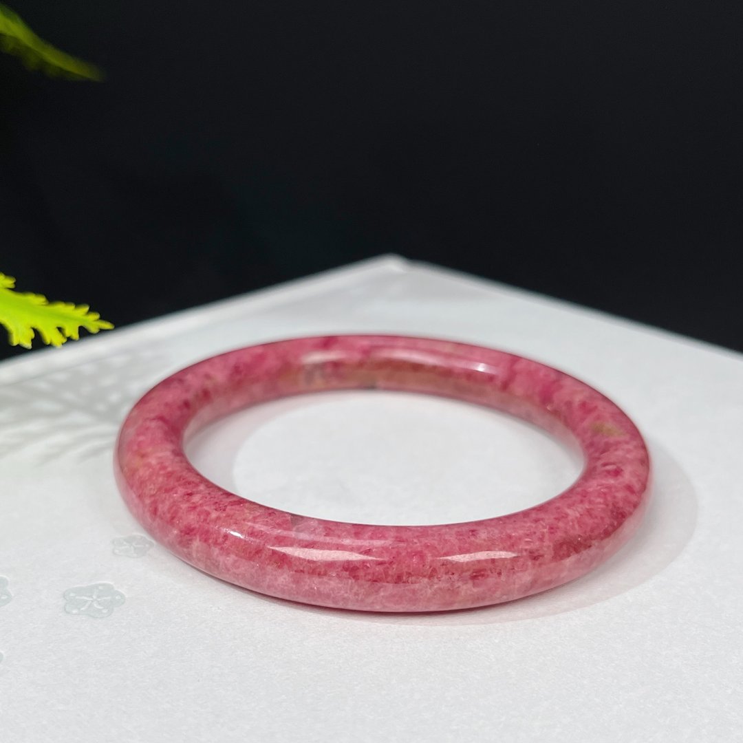 深玫粉蔷薇辉手镯56MM 水润玉化闪片玫瑰石桃花玉手环 别致甜美 - 手链/手环 - 半宝石 