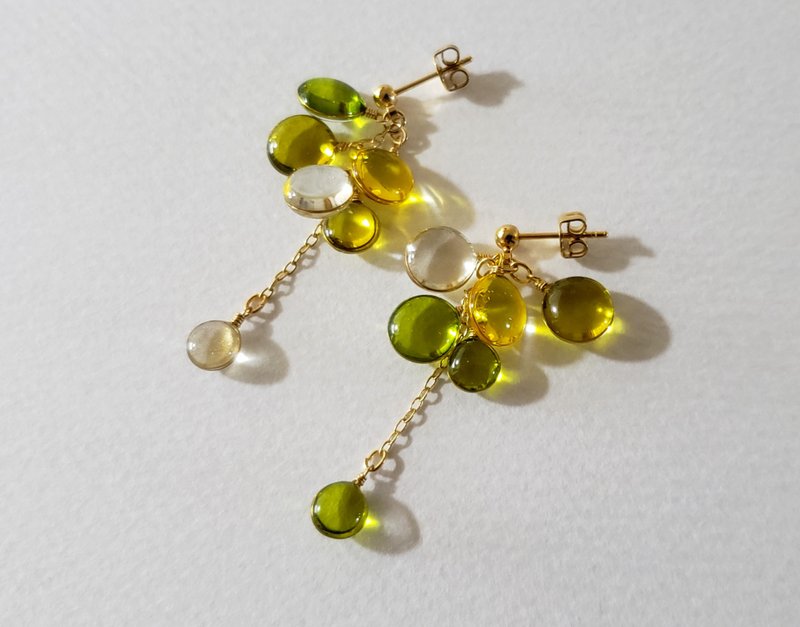 colour cluster pierced or clip-on earring olive green SHORT - 耳环/耳夹 - 树脂 绿色