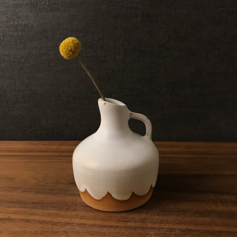 【 小丸花器 】 波波 裙摆   牛奶瓶 一轮插  花器 花瓶 - 花瓶/陶器 - 陶 白色