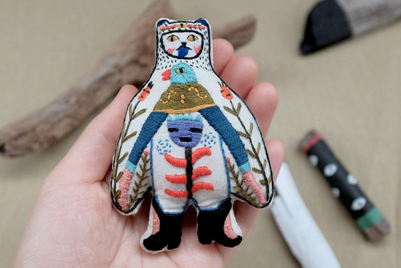 by.dorisliu 森林守护神 野猫 人手刺绣 玩偶扣针 - 胸针 - 绣线 多色