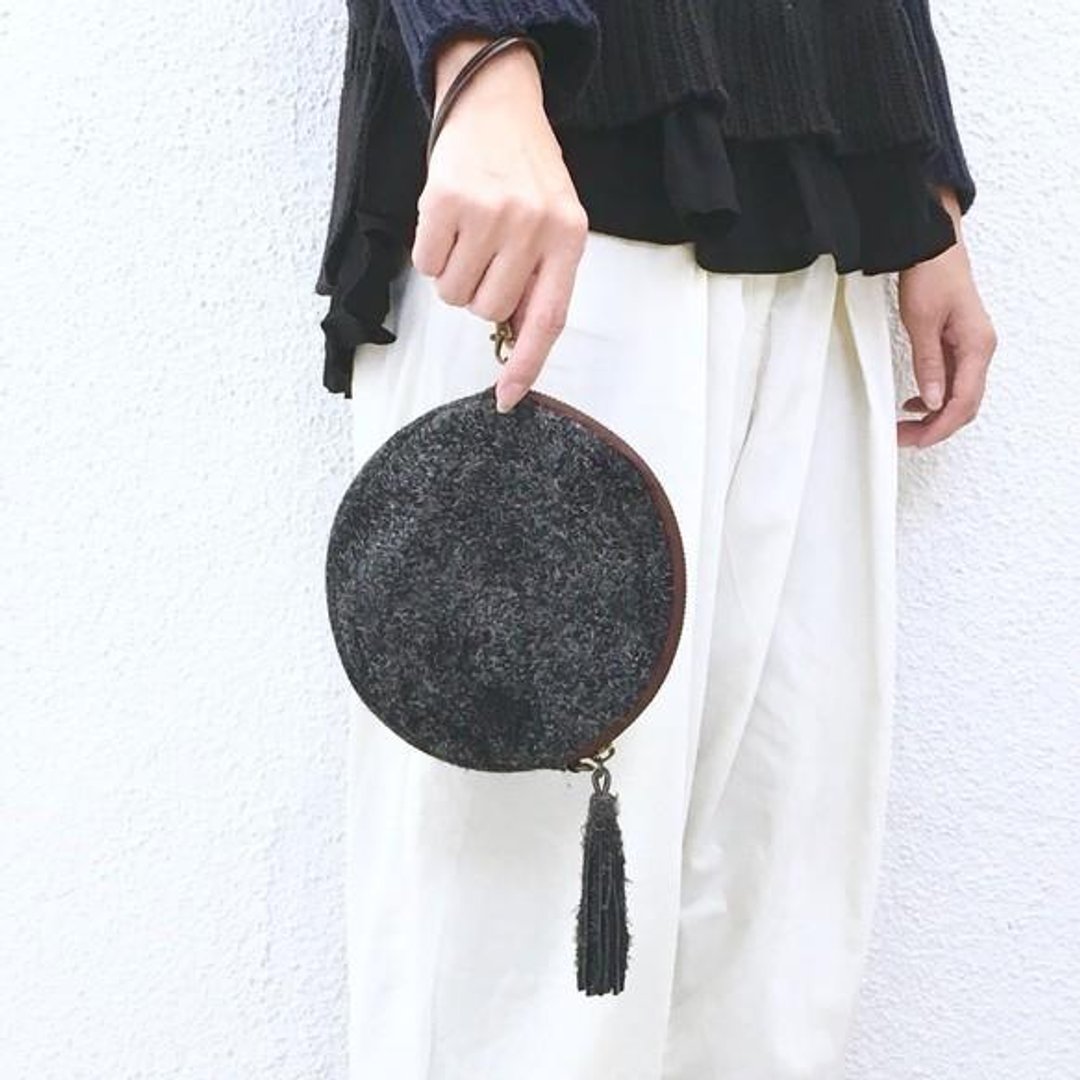 2WAY Pochette with tassels of genuine leather Angola velor [Charcoal gray] - 化妆包/杂物包 - 真皮 灰色