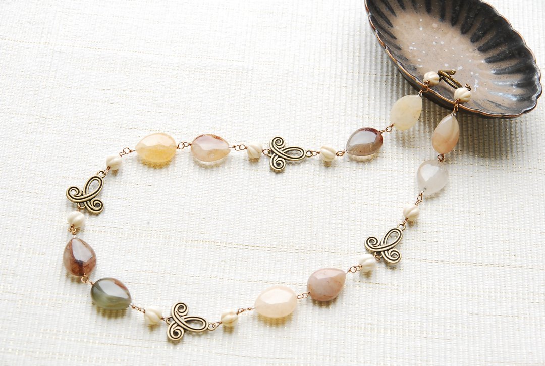Autumn necklace with mixed rutile quartz and arabesque pattern - 项链 - 半宝石 卡其色