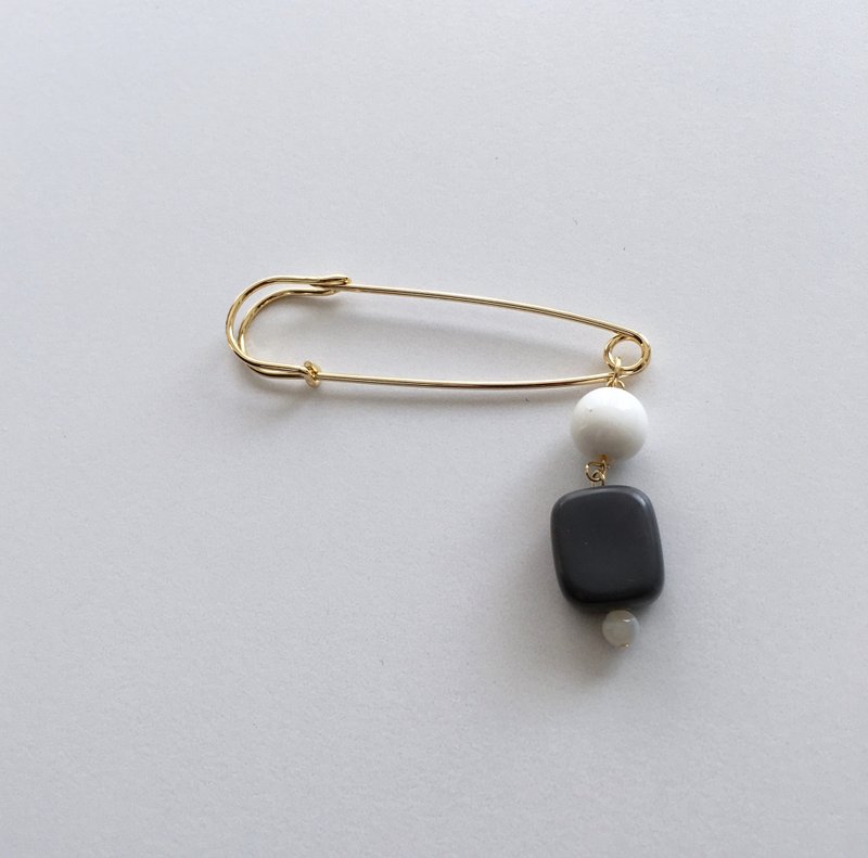 【Stall pin】 Square dark gray antique beads - 胸针 - 塑料 灰色