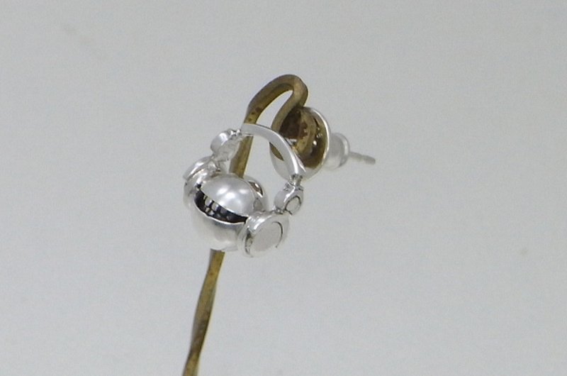headphone nano Pierce (s_m-O.10) 微笑 銀 耳釘 穿孔耳环 頭戴耳機 sterling silver stud earring - 耳环/耳夹 - 纯银 银色