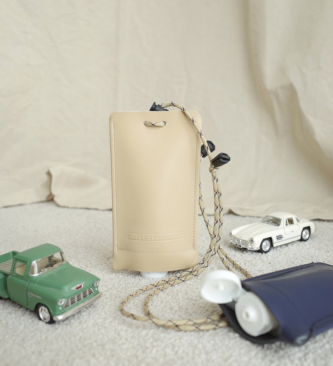 Beep bag for carrying any squeeze tube like alcohal gel, sun screen easy to use - 其他 - 人造皮革 多色
