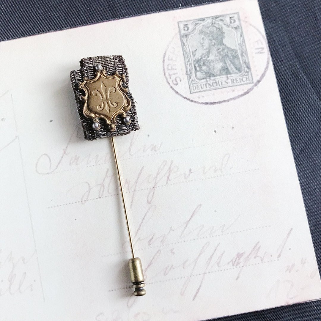 Lily's Medal Pin brooch Shield type emblem - 胸针 - 聚酯纤维 金色