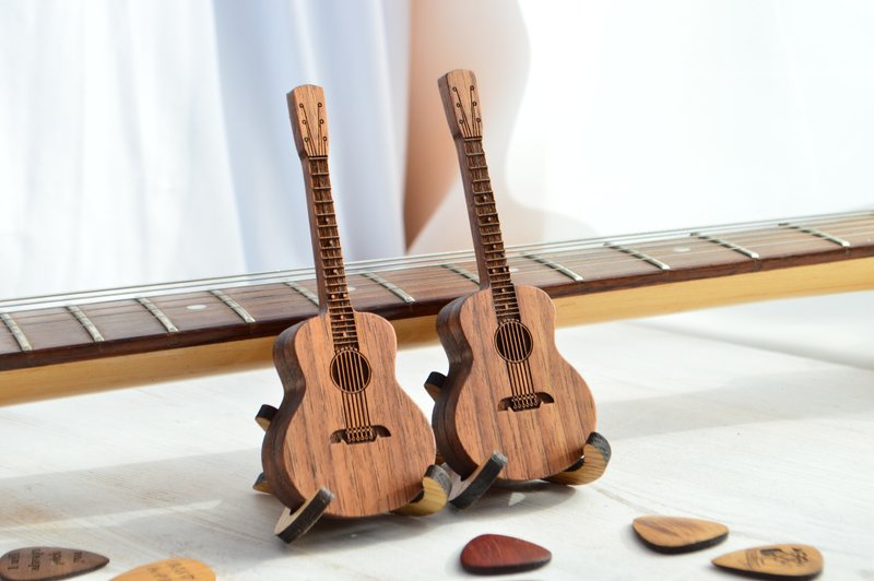Guitar shaped box with custom engraved guitar pick for guitar player gift - 吉他/乐器 - 木头 多色