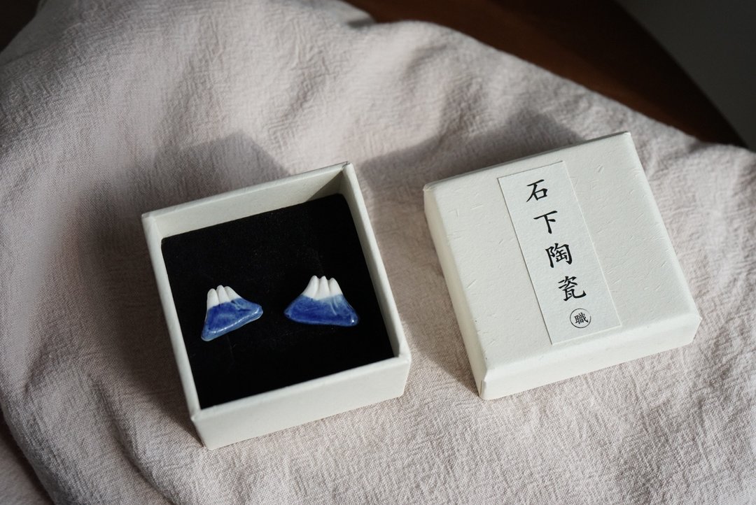 富士山耳环 - 耳环/耳夹 - 瓷 蓝色