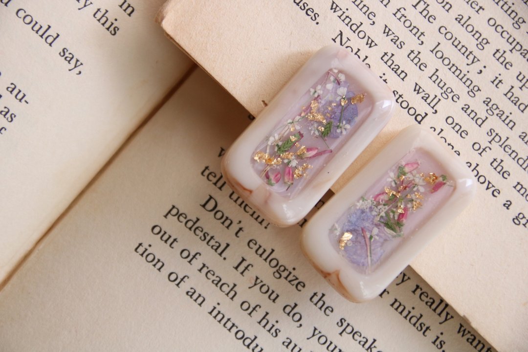 Tortoiseshell style flower earrings - 耳环/耳夹 - 树脂 白色