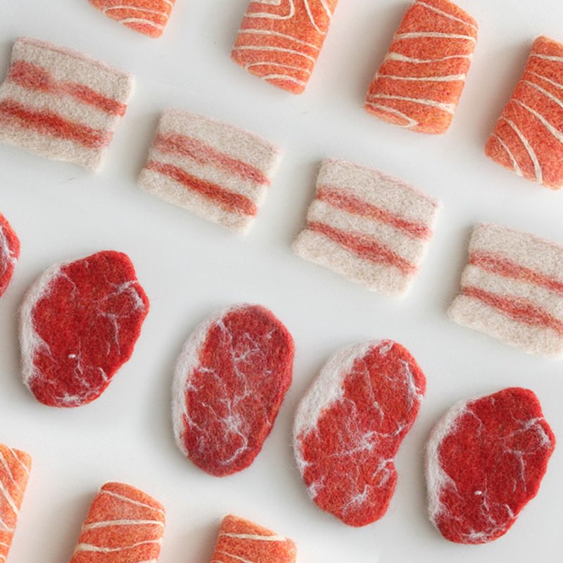 羊毛氈手作 野餐系列  牛肉五花肉三文魚 胸針/別針/磁鐵/冰箱貼 - 胸针 - 羊毛 红色