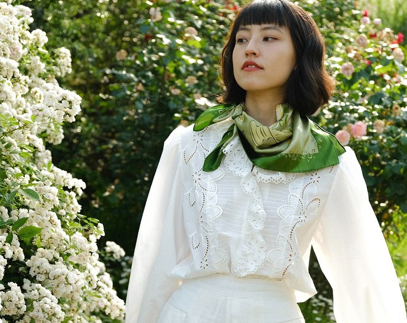 山茶花开 插画桑蚕丝缎面真絲方巾 - 丝巾 - 丝．绢 多色