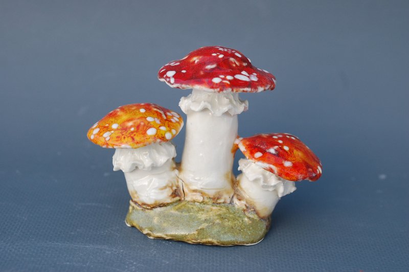 Triple Fly agarics figurine Magic mushrooms Handmade ceramic figurine - 摆饰 - 瓷 多色