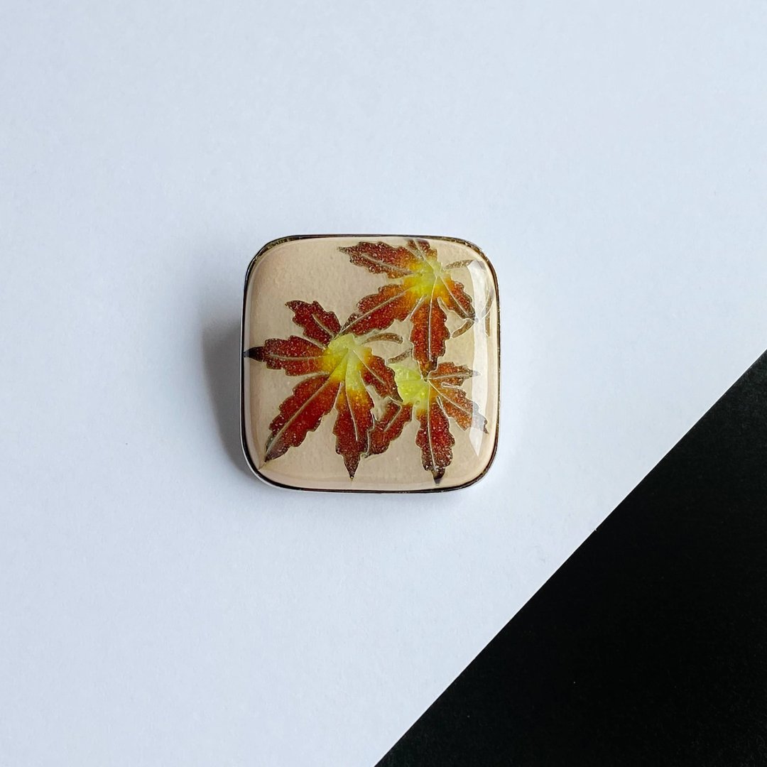 Autumn leaves [Pale Red] Cloisonne brooch Pure silver-clad wired cloisonne - 胸针 - 其他材质 红色