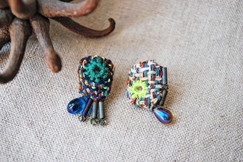 镜面刺绣深色不对称耳针 - 耳环/耳夹 - 绣线 多色