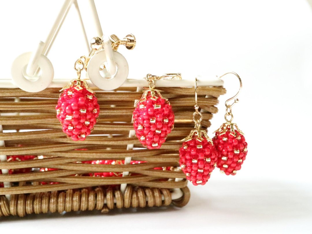 Strawberry Earrings Refreshing Strawberry Strawberry Strawberry Wild Strawberry Mini Small Small Small Red Red Cute Three-dimensional Plump Seed Beads - 耳环/耳夹 - 玻璃 红色