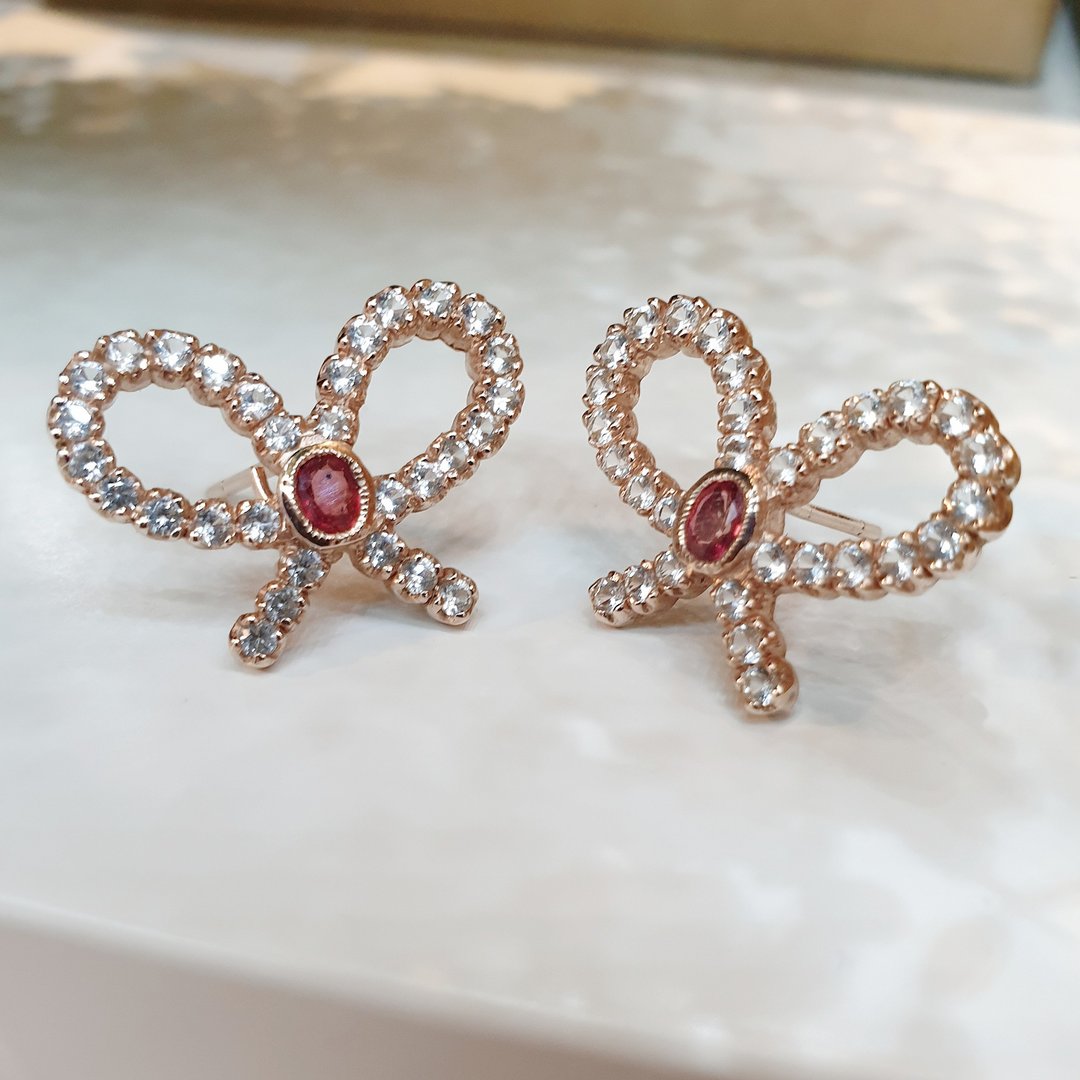 Ruby stud earrings decorated with white topaz in bow shape natural gemstone - 耳环/耳夹 - 宝石 多色