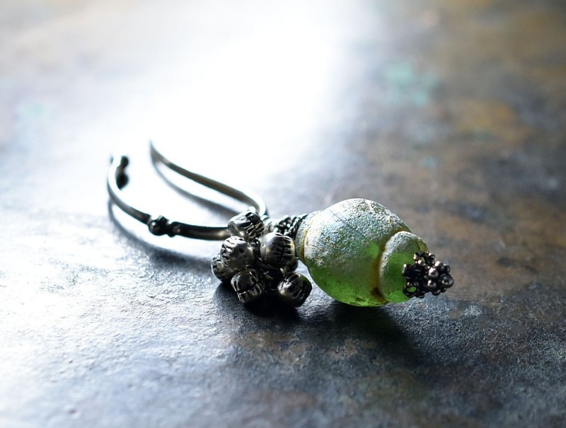 银化罗马玻璃珠与丰润印度银铃点缀的印度银耳骨夹 - 耳环/耳夹 - 玻璃 绿色