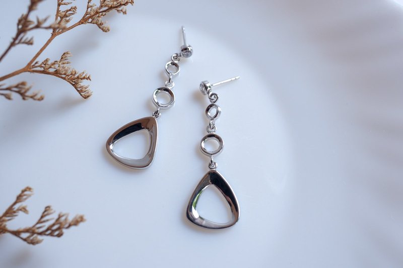 Trendy minimalist silver dangle earring - 耳环/耳夹 - 纯银 银色