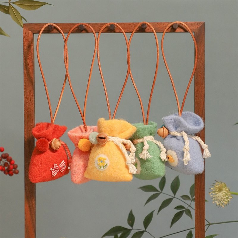 羊毛氈手作 新年福袋平安符 手工挂飾挂件 手作鑰匙扣包挂吊飾 - 吊饰 - 羊毛 红色