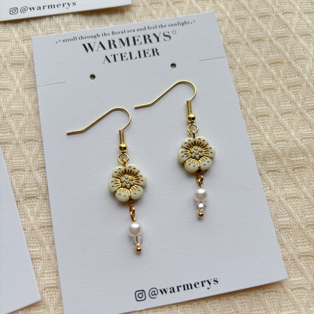flower museum series earrings (white) • 花卉博物馆系列耳环 - 耳环/耳夹 - 压克力 白色