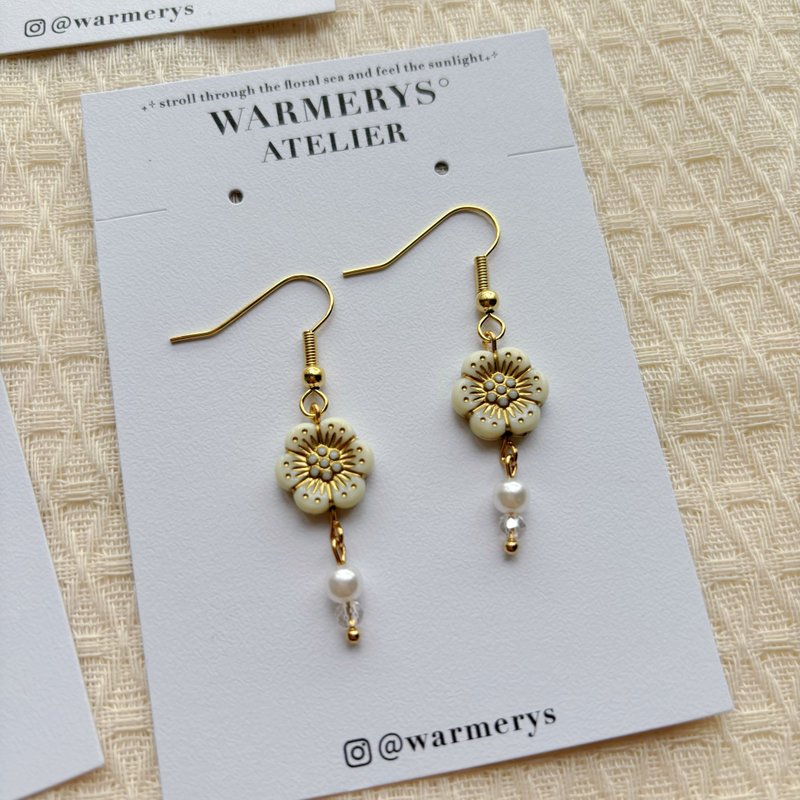flower museum series earrings (white) • 花卉博物馆系列耳环 - 耳环/耳夹 - 压克力 红色
