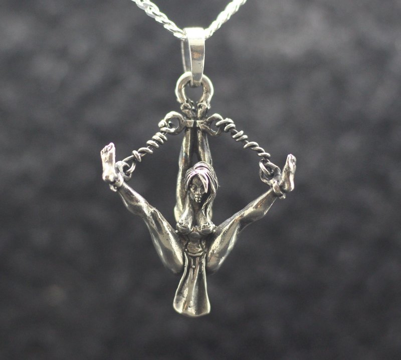 成熟风格珠宝。被绑缚的公主女性情欲造型珠宝坠饰。银制情欲 - 项链 - 纯银 银色