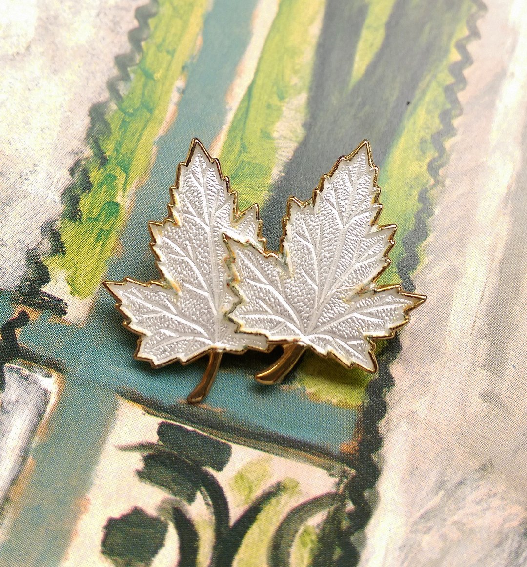 【西洋古董饰品/年代老件】白珐琅叶脉 小巧 枫叶 别针 - 徽章/别针 - 其他金属 白色