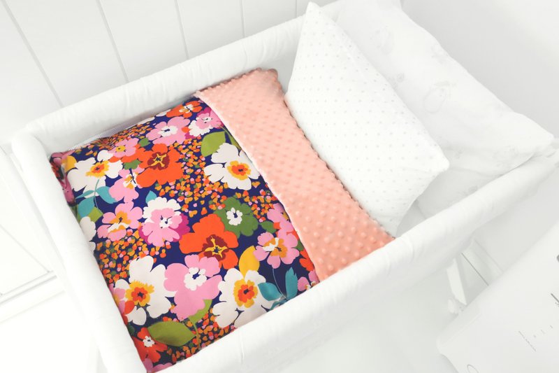 Hush Baby手工乐乐被/四季空调安抚毯(花开朵朵 石英粉) - 婴儿床上用品 - 其他材质 多色