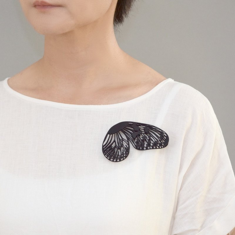 Butterfly brooch - 胸针 - 塑料 