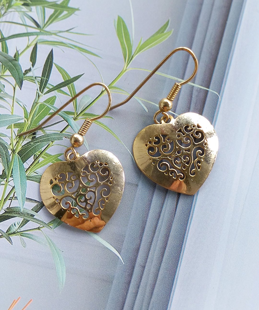 【西洋年代饰品 】金属镀金 小爱心篓空 耳勾针 针式耳环 - 耳环/耳夹 - 其他材质 白色