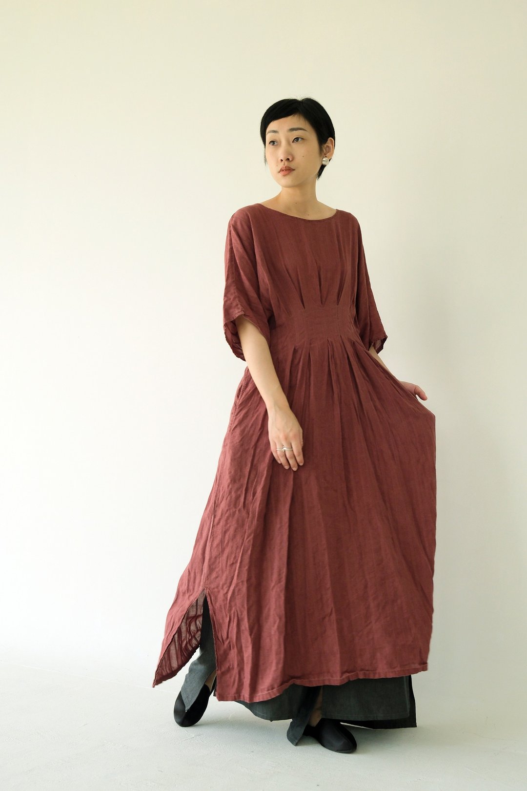 *轻微瑕疵折扣*川 衣 WEAR BEING  宽领腰部打褶洋装 水洗棉淡红 - 洋装/连衣裙 - 棉 红色