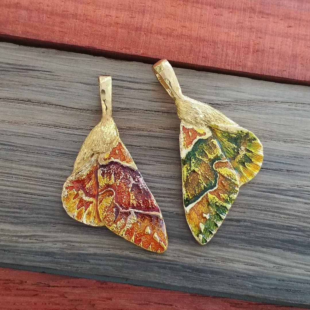 Silk Butterfly.Endromis versicolora.Butterfly pendant.Butterfly neclace.For Her. - 项链 - 铜/黄铜 橘色