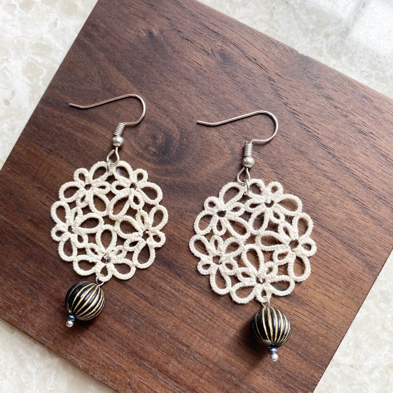 手编米白色圆花配黑金珠耳环 - 耳环/耳夹 - 绣线 白色