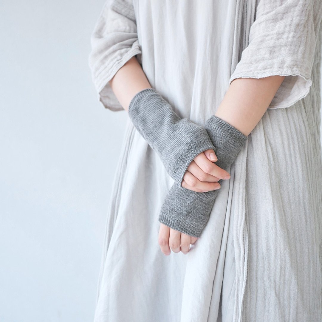 Winter Warm MADE IN JAPAN Silk and Soft Wool Gloves Arm Warmer Skin Care Mitten - 手套 - 丝．绢 灰色