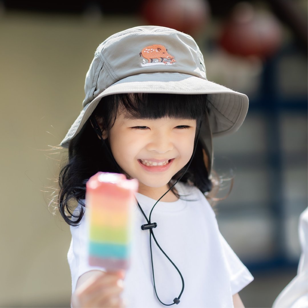 灰绿防泼儿童防晒盘帽-收护颈 UPF 眼镜座 快拆绳 调节 - 帽子 - 环保材料 