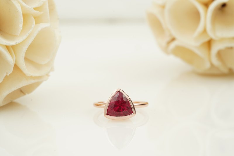 Ruby Dainty Trilliant Stacking Ring Minimalist Gemstone Ring - 戒指 - 宝石 红色