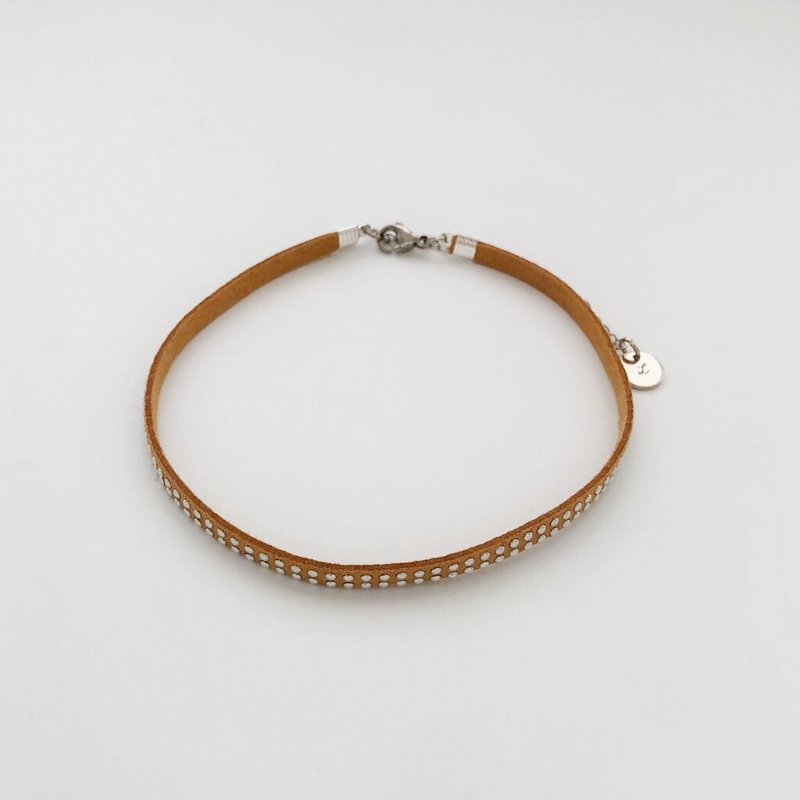 卡其色细麂皮卯钉颈链 - 项链 - 人造皮革 咖啡色