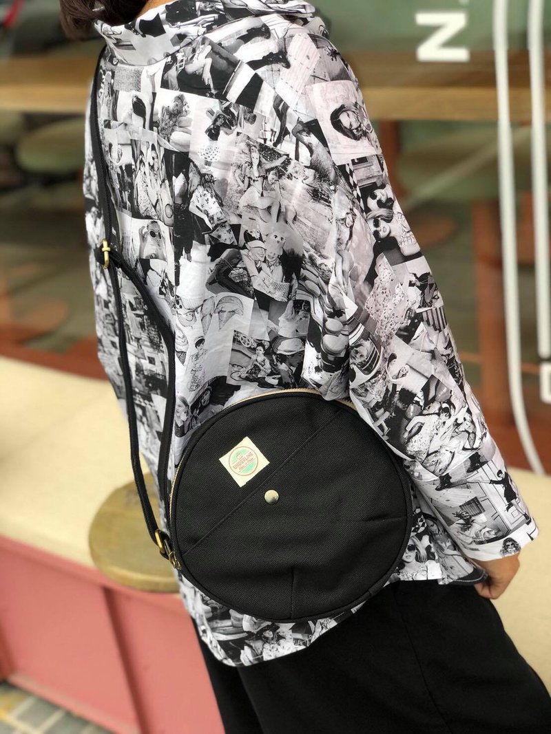 New Black Canvas Moon Bag with strap / Circle Bag /Daily use - 手提包/手提袋 - 棉．麻 黑色