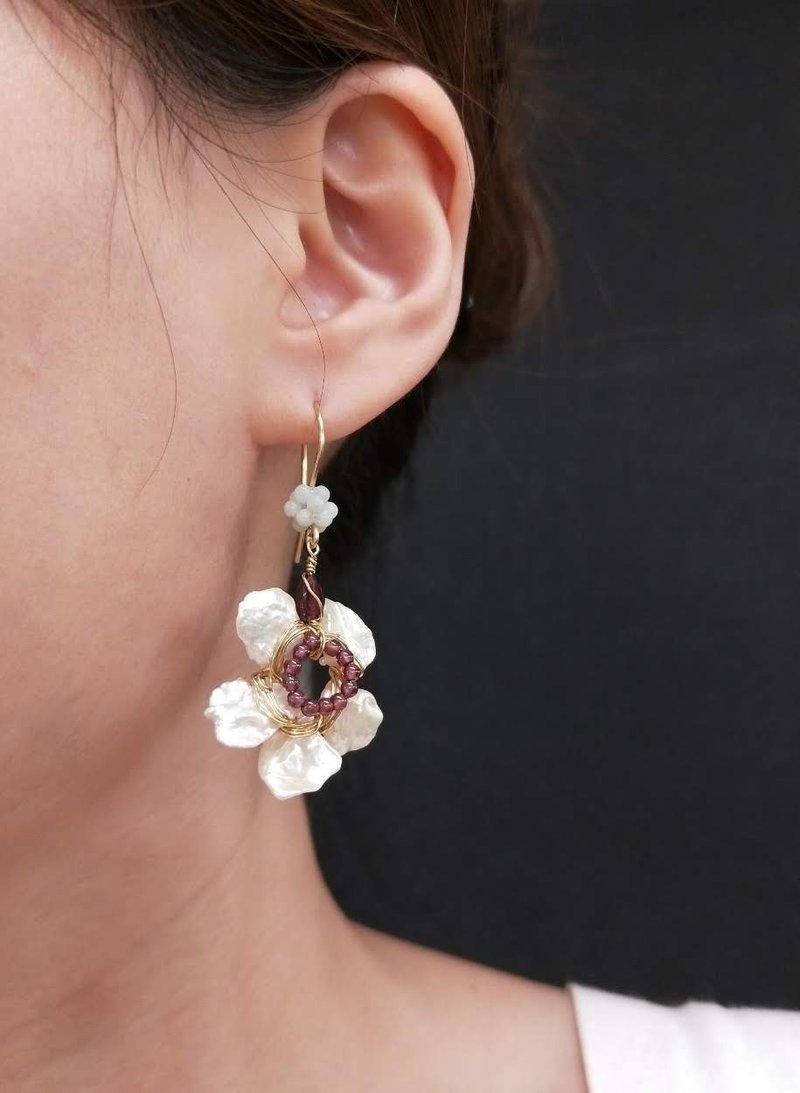 耳环。不规则珍珠花朵*红石榴石耳勾耳夹耳环 - 耳环/耳夹 - 珍珠 白色
