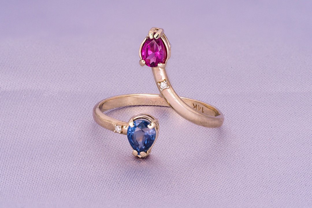 Color contrast ring with red garnet, blue sapphire and diamonds - 戒指 - 贵金属 金色