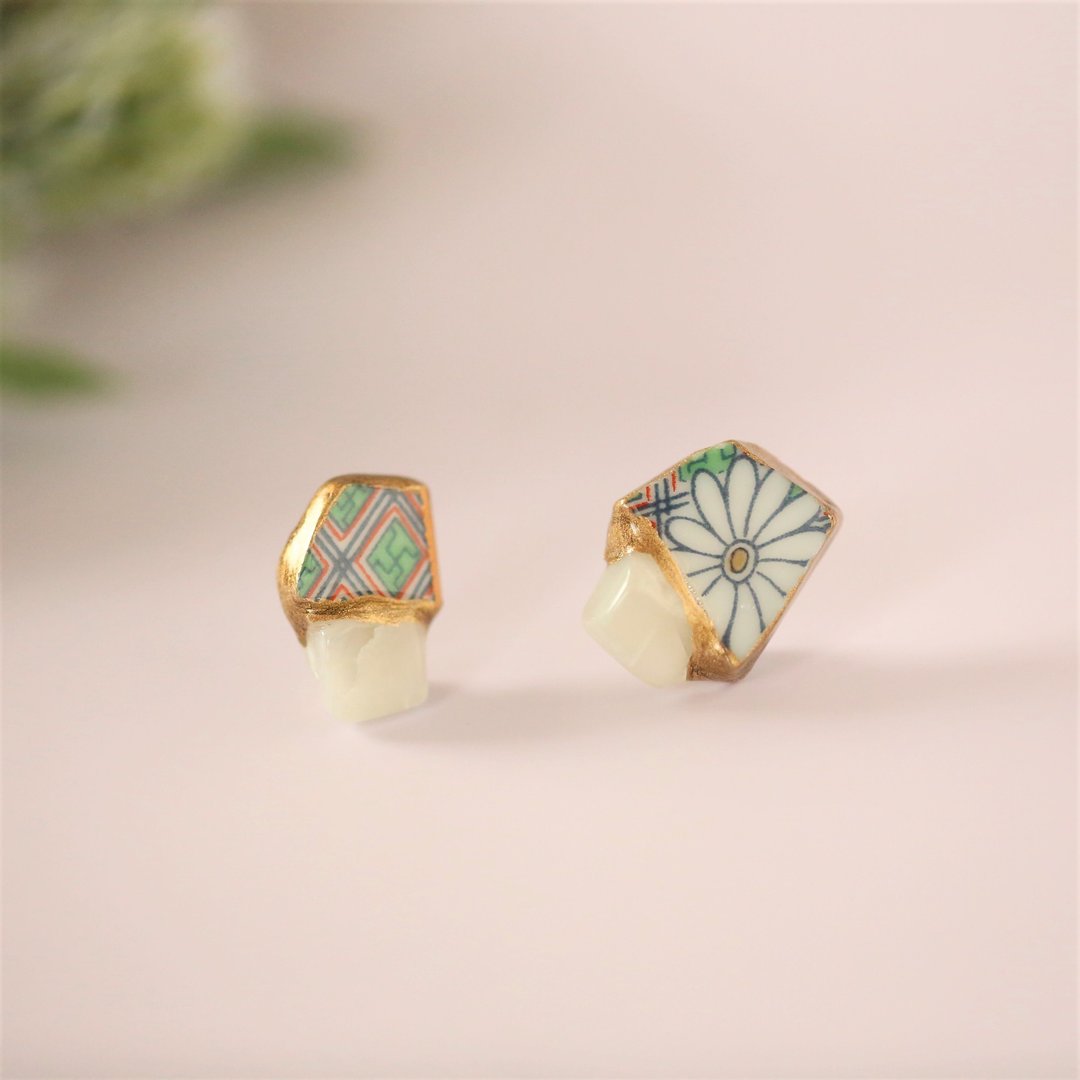 Arita porcelain porcelain kintsugi pierced Clip-On / white moonstone - 耳环/耳夹 - 瓷 绿色