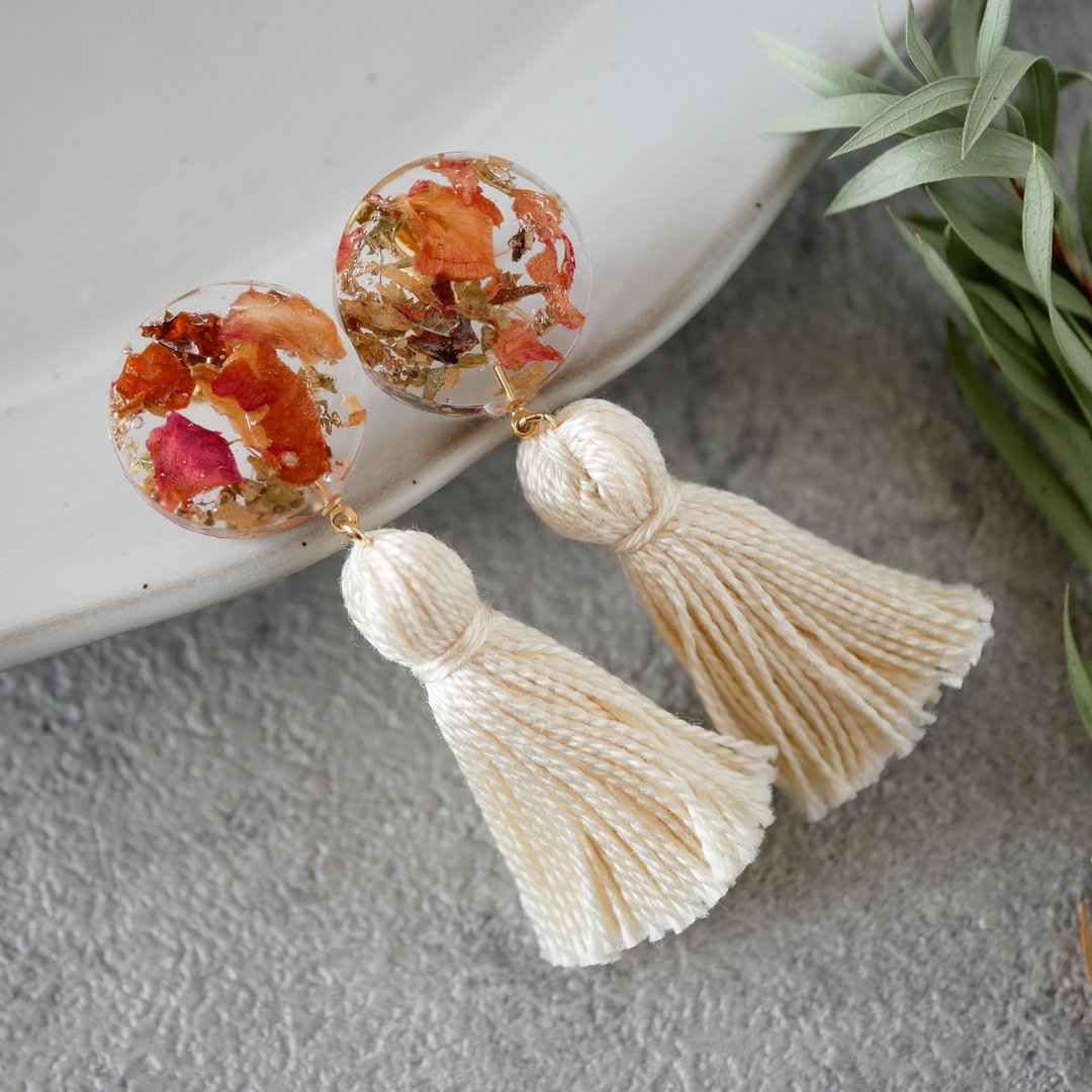 herb/tassel earrings - 耳环/耳夹 - 树脂 卡其色